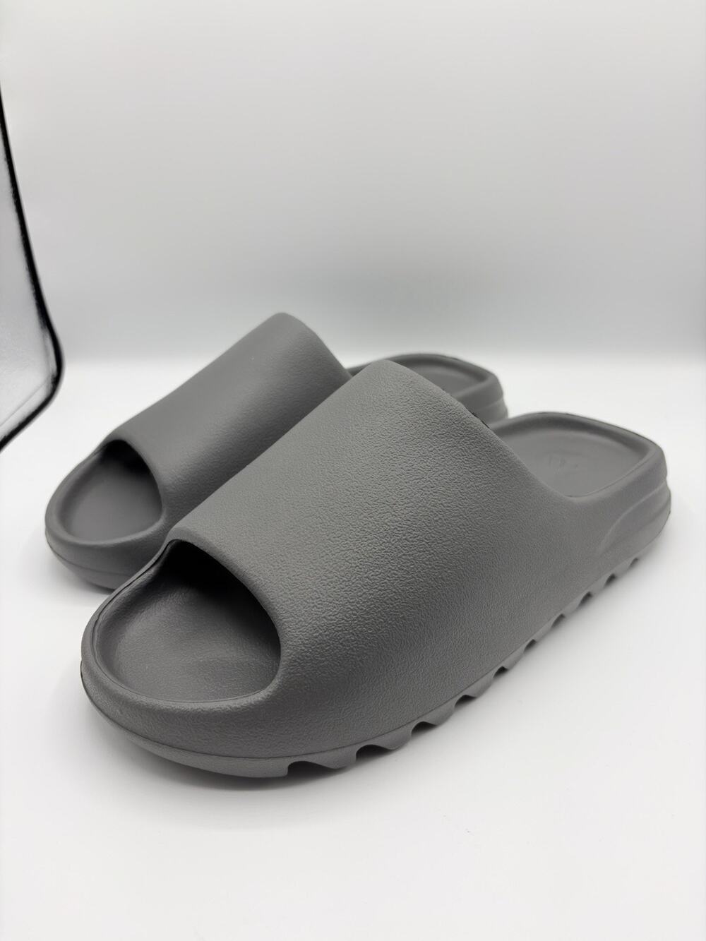 Adidas Yeezy Slides Sandals Shoes Men’s Sz 11 Grey New NWOB